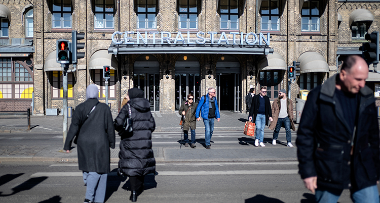 Människor utanför entrén till Göteborgs centralstation.