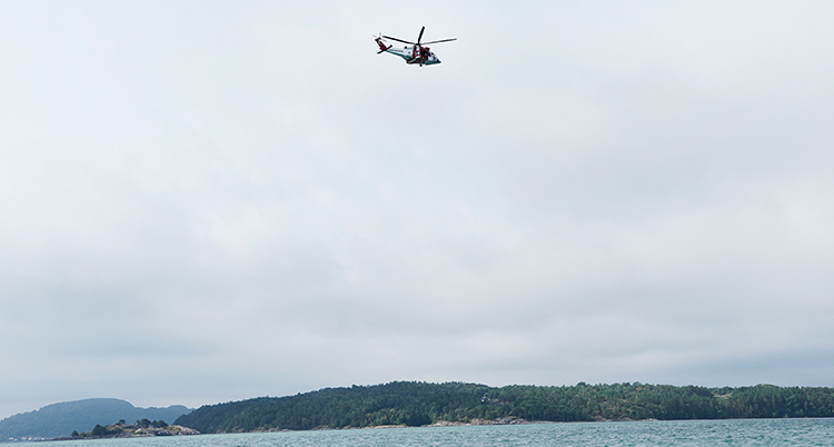 En helikopter över havet.