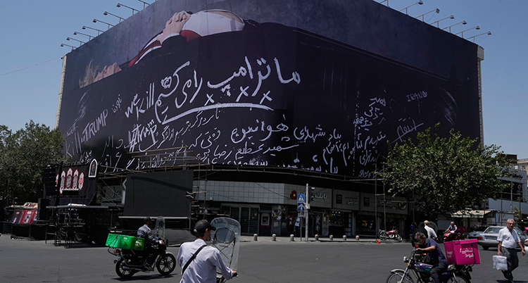 En stor bild på Trump liggande i en kista på ett stort hus i Irans huvudstad.