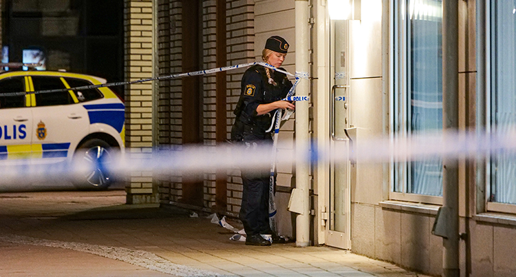 En polis vid avspärrningar.