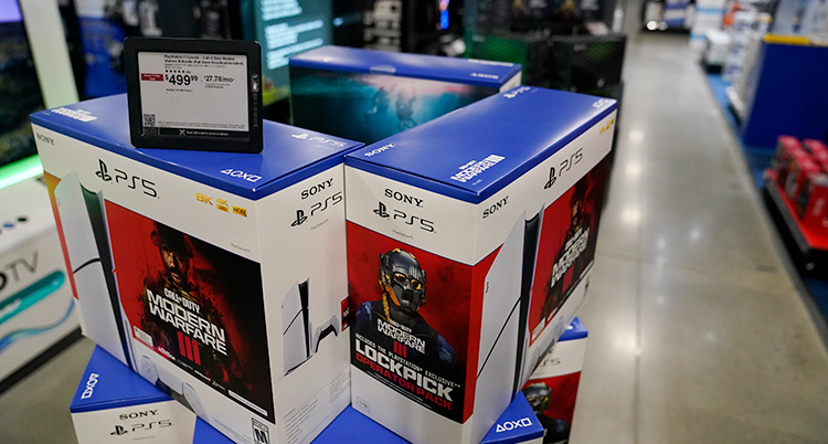 Några lådor med Playstation i en affär.