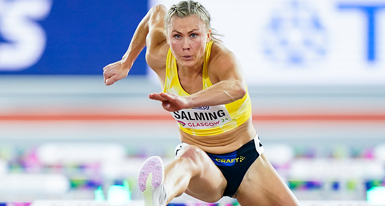 Hon hoppar häck.