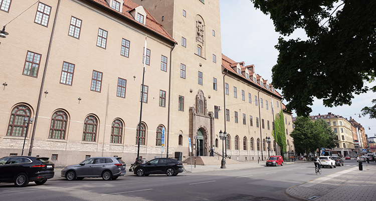 Ett stort hus mitt i Stockholm.