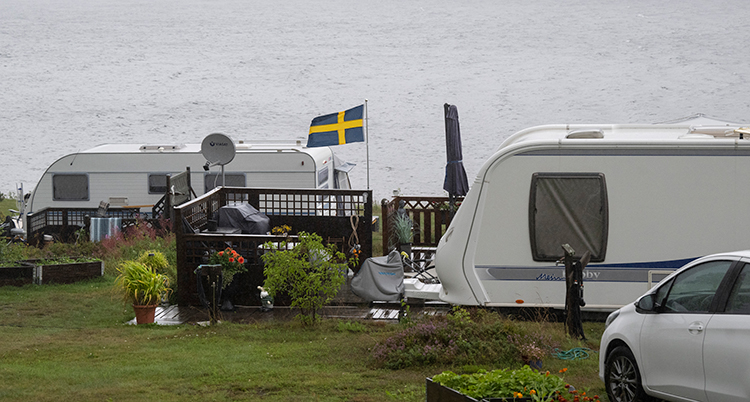 Husvagnar på en camping där det blåser.