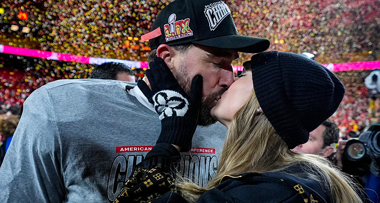 Kelce och Swift kysser varandra.